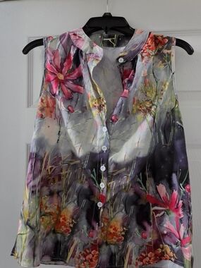 *Sleeveless Floral Button-Front Blouse - Pink & Purple